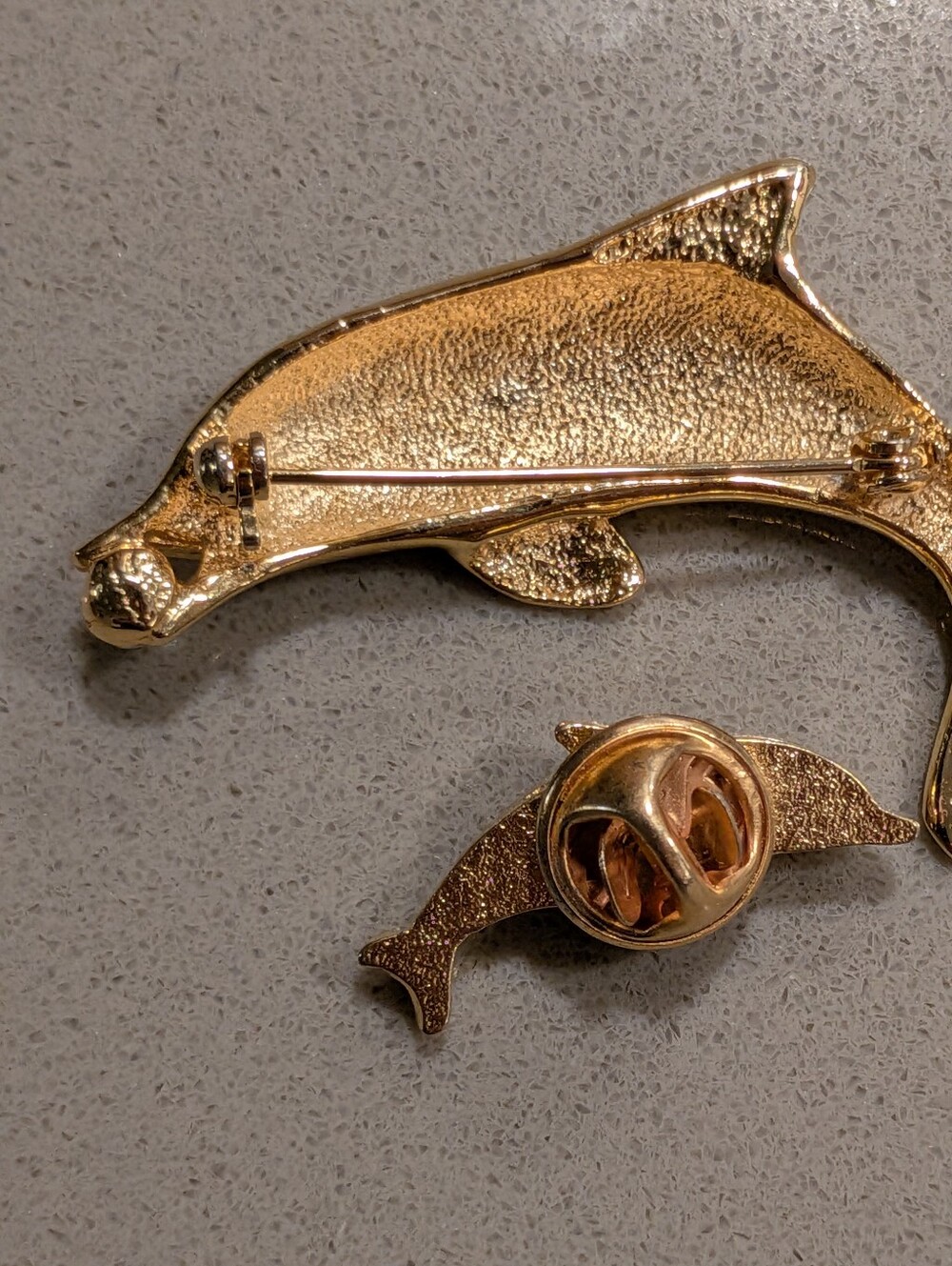 Vintage Lot 2 Gold Dolphin Broochs Pins Pearl Detail Coastal Grandma Beach Vibes - Picture 11 of 12